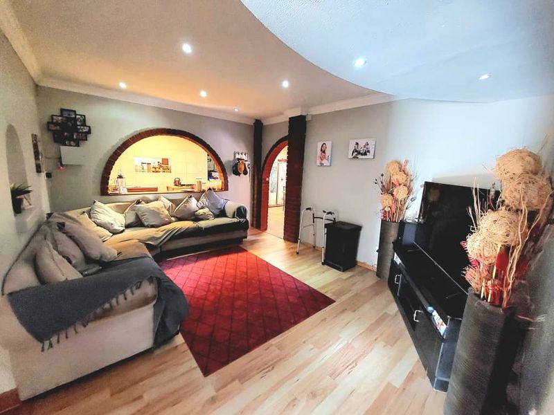 Spacious 3-Bedroom Home with Entertainment Room and Flatlet. - Photo 6