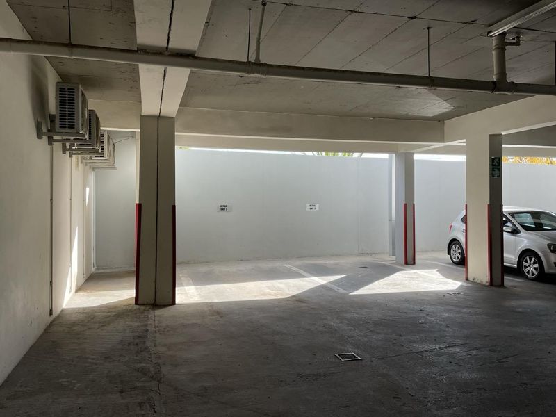 "Dynamic Workspace: 235m2 Office with Kitchenette and Storage!" - Photo 10