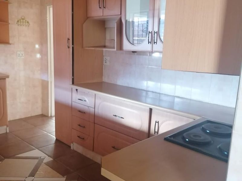 4 bedrooms house for sale in Soshanguve L - Photo 5