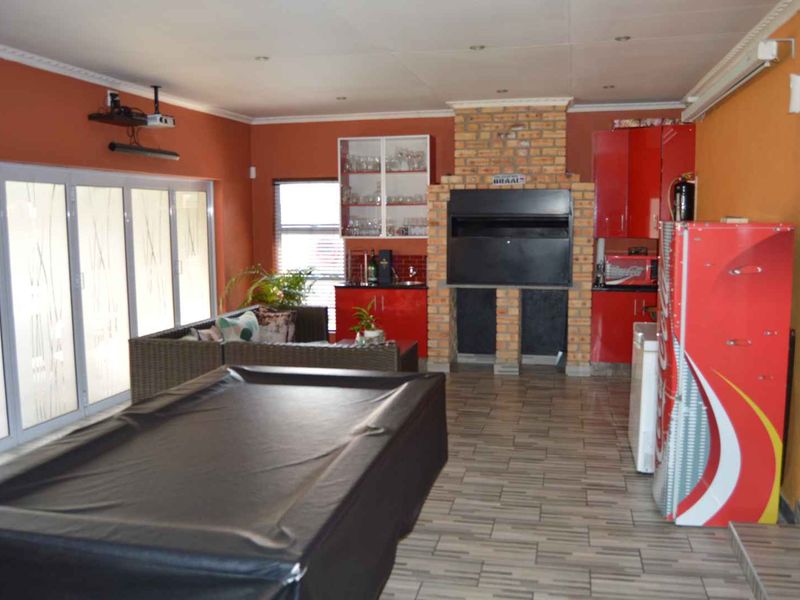 Modern 4 Bedroom Home For Sale in Brackendowns - Photo 7