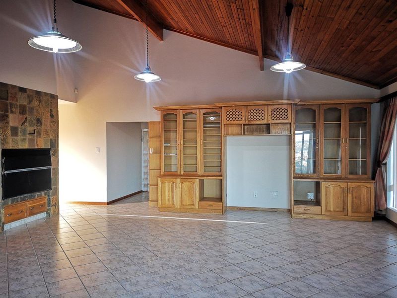 Large family home on corner plot - Photo 3