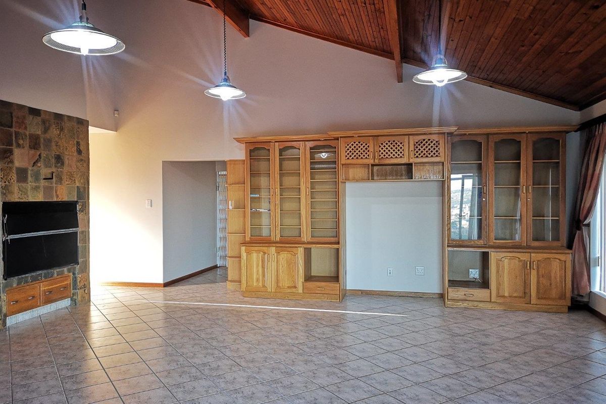 Large family home on corner plot - Photo 3