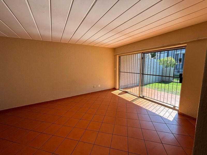 Stunning two bedroom apartment in Moreleta Park - Photo 4