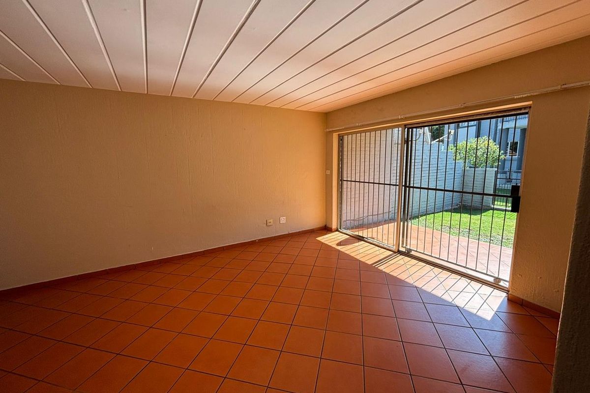Stunning two bedroom apartment in Moreleta Park - Photo 4