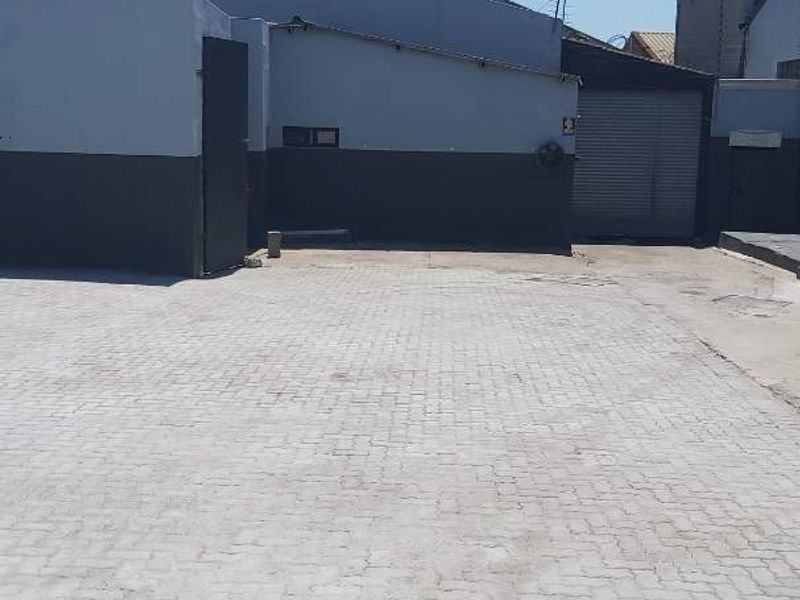 Prime warehouse/manufacturing facility to let in Sidwell - Photo 2