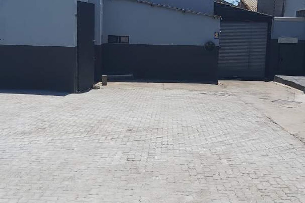 Prime warehouse/manufacturing facility to let in Sidwell - Photo 2