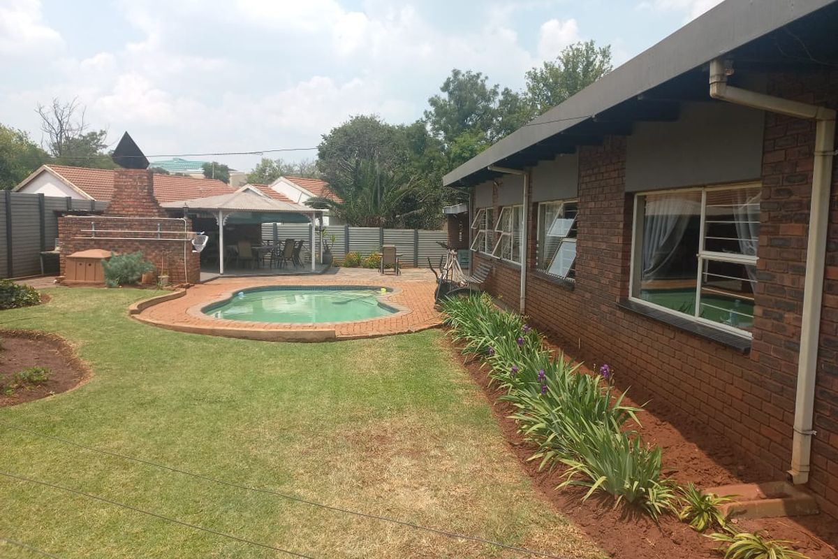 CHARMING FAMILY HOME IN THE HEART OF LYTTELTON MANOR!! - Photo 2