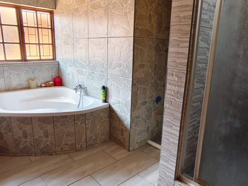 Multi-Unit Gem: Live, Rent, or Holiday in One Unique Property - Photo 9