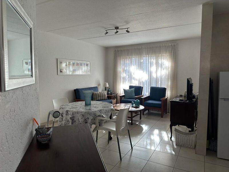 A STUNNING THREE BEDROOM FURNISHED APARTMENT - Photo 3