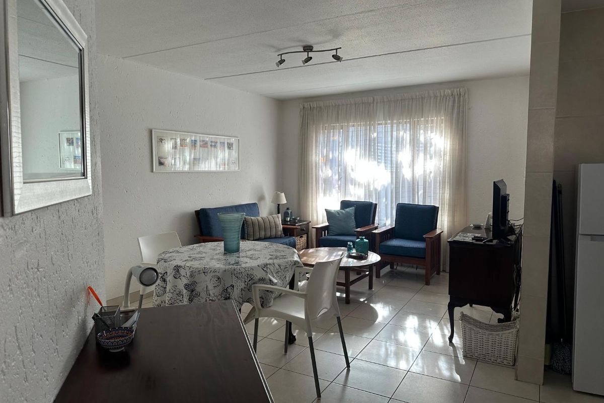 A STUNNING THREE BEDROOM FURNISHED APARTMENT - Photo 3