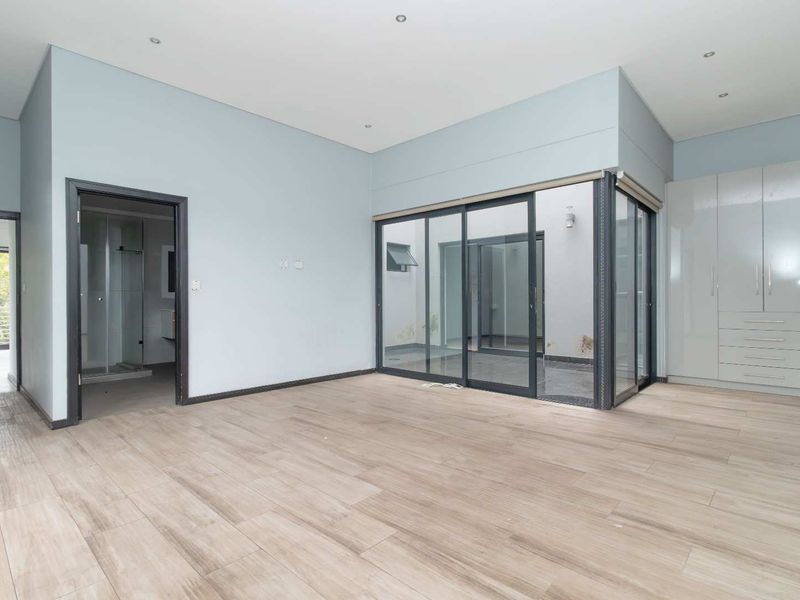 Luxurious Penthouse with Stunning Views and Modern Amenities - Photo 10