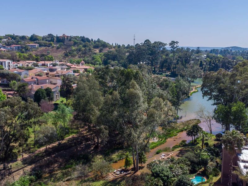 AN EXCEPTIONAL CONTEMPORARY MASTERPIECE OVERLOOKING THE LAKE & GOLF COURSE - Photo 2