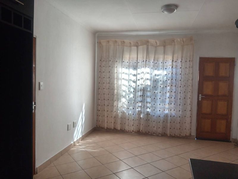 TWO BEDROOM TOWNHOUSE FOR SALE IN DAWN PARK - Photo 4
