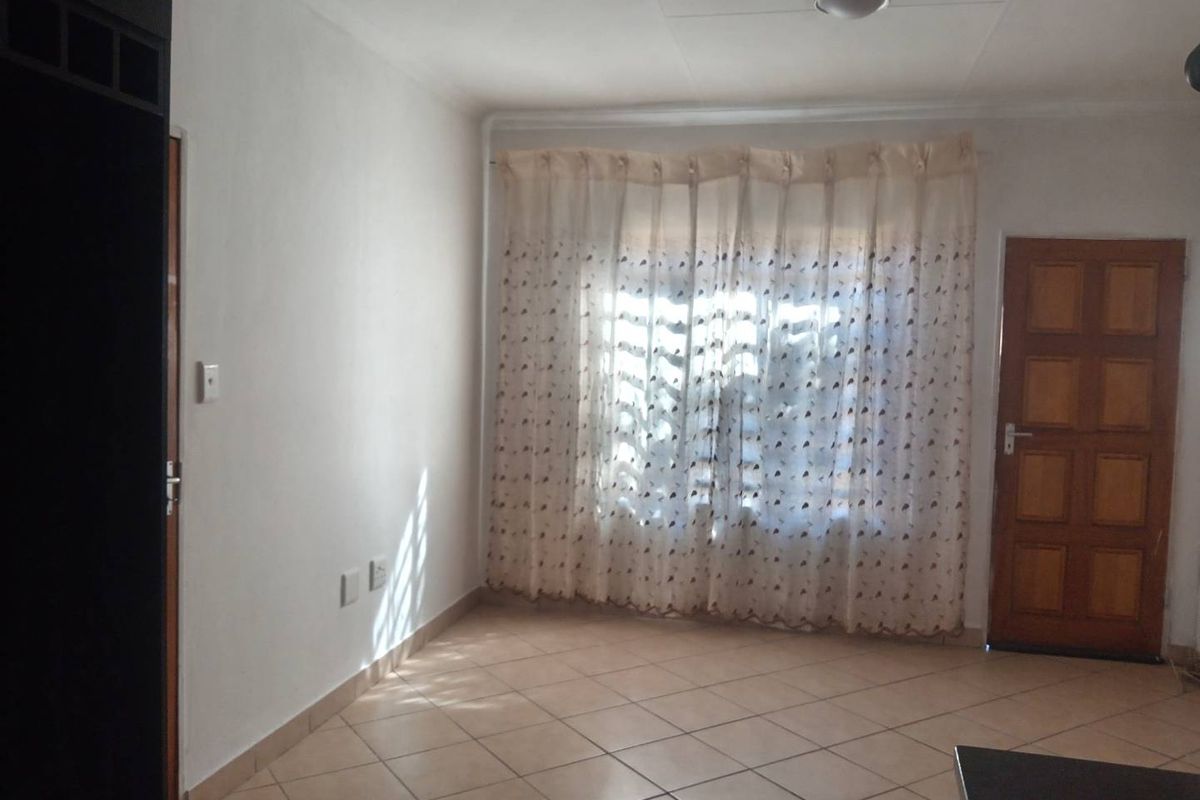 TWO BEDROOM TOWNHOUSE FOR SALE IN DAWN PARK - Photo 4