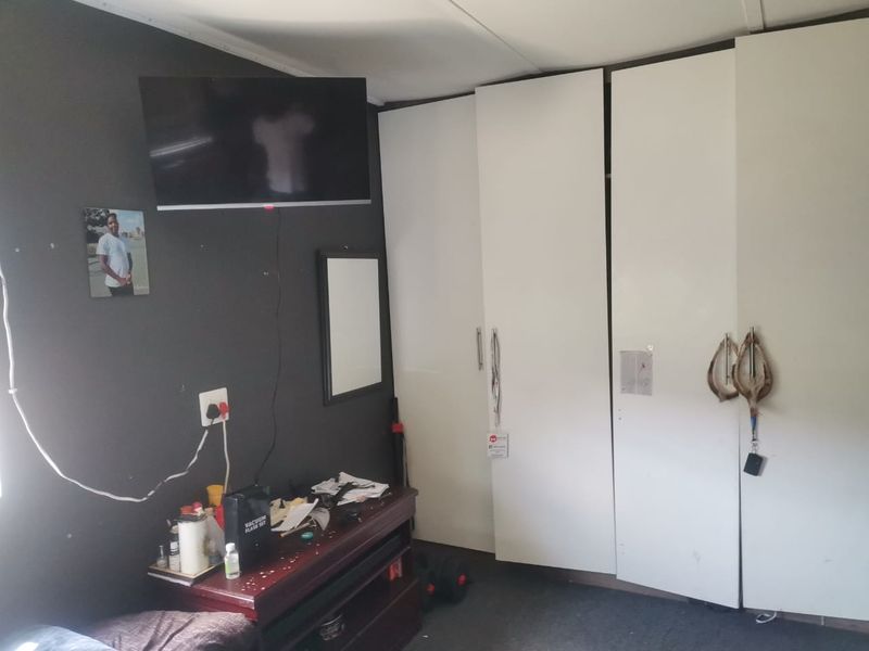 Calling all deveopers or someone keen to take on a project home!! - Photo 8