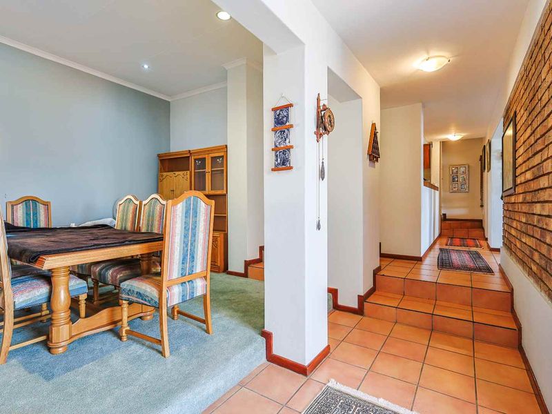 Hilltop Elegance with Unrivalled Views – A Home Where Memories Begin - Photo 8