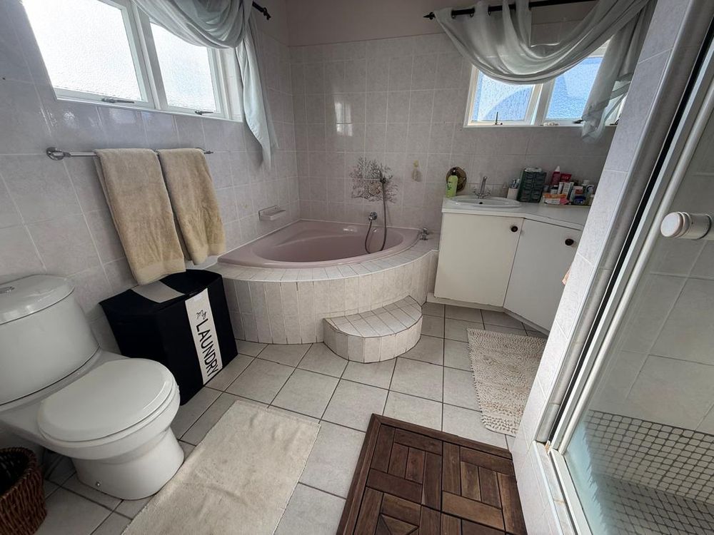 Main en-suite bathroom