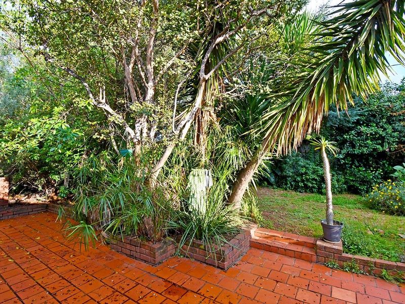 Spacious Home with Cottage, Laundry and Lush Greenery - Photo 2