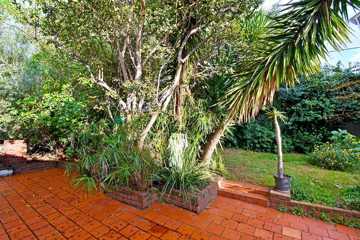 Spacious Home with Cottage, Laundry and Lush Greenery - Photo 2