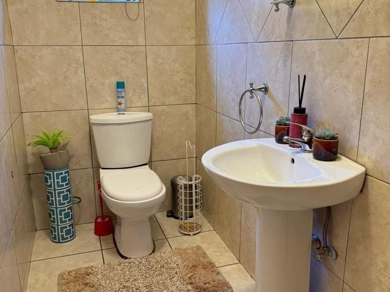 Stunning Standalone four-bedroom house for sale in Cimbebasia - Photo 3