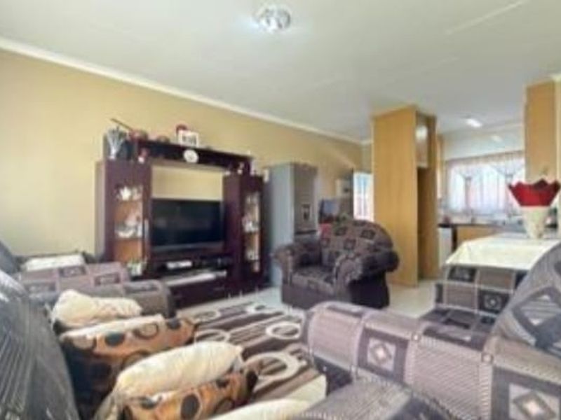2 Bedroom Townhouse for Sale in MeredaleJohannesburg South - Photo 9