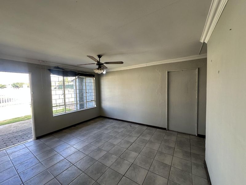 Versatile 4-Bedroom Home with Detached Suite: Ideal Investment, Rental Potential, or First-Time Buyer Gem! - Photo 5