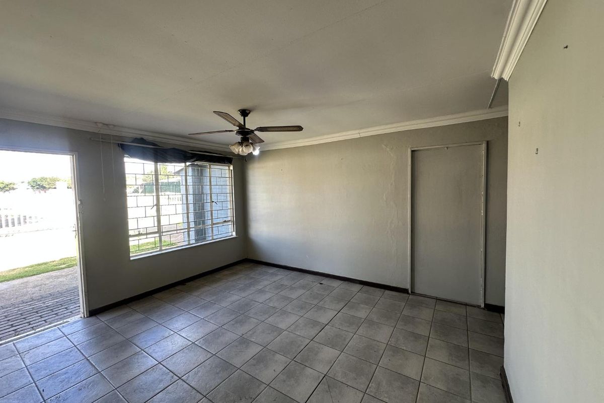 Versatile 4-Bedroom Home with Detached Suite: Ideal Investment, Rental Potential, or First-Time Buyer Gem! - Photo 5