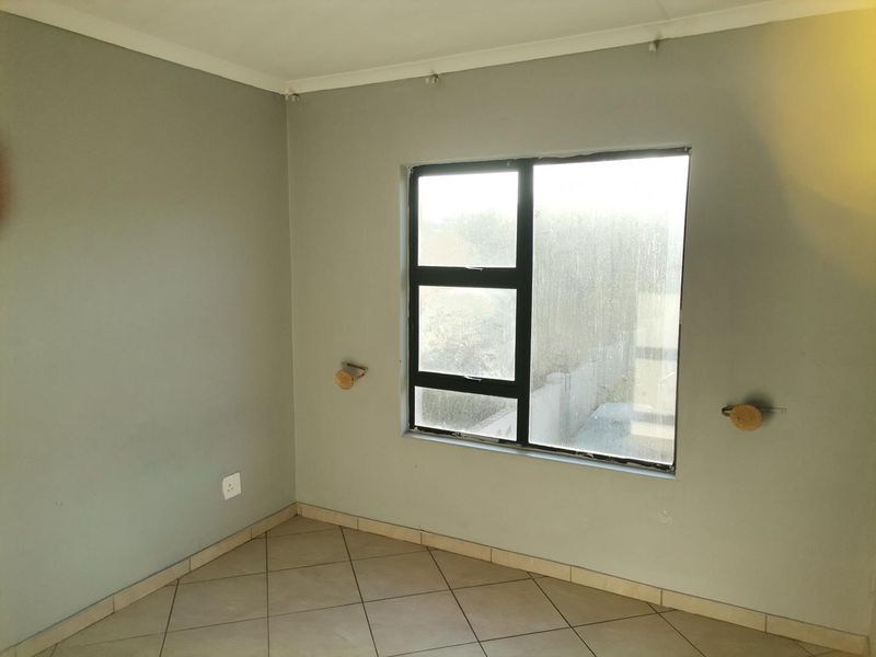 Stunning 2 Bedroom apartment in sought after estate - Photo 9