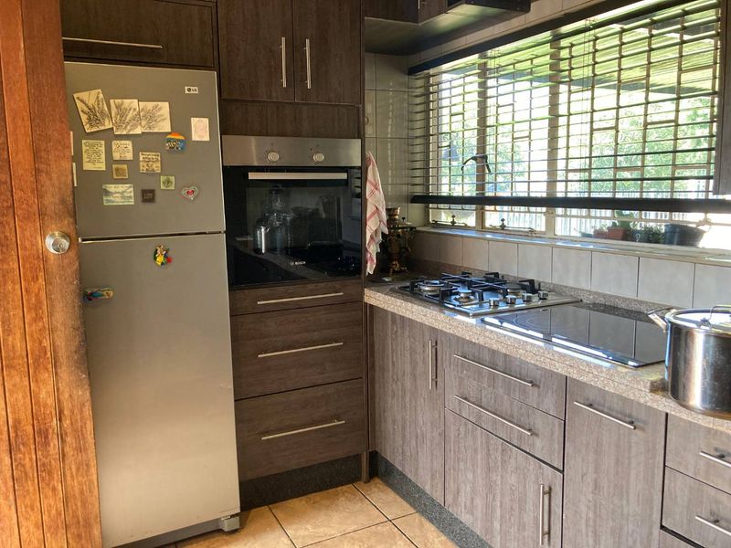 Stunning Family Home in Boomed off Area - Photo 7