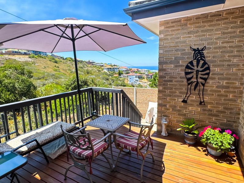 Coastal Living Redefined: Spacious Duet with Scenic Vistas! - Photo 2