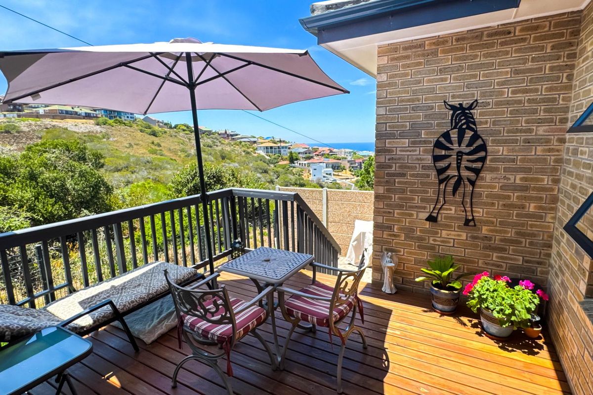 Coastal Living Redefined: Spacious Duet with Scenic Vistas! - Photo 2