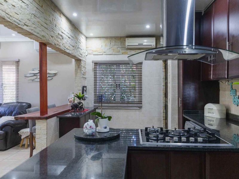 Beautiful 3-Bedroom Home with 2 Garden Cottages in Prime Escombe Location - Photo 9