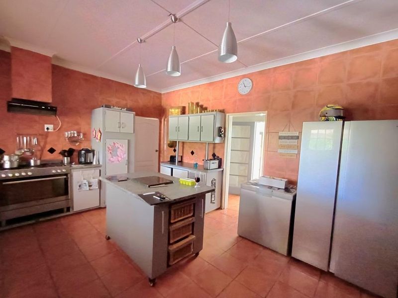 Well positioned, Family Home with 2 Flats, a Borehole and Swimming pool - Photo 3