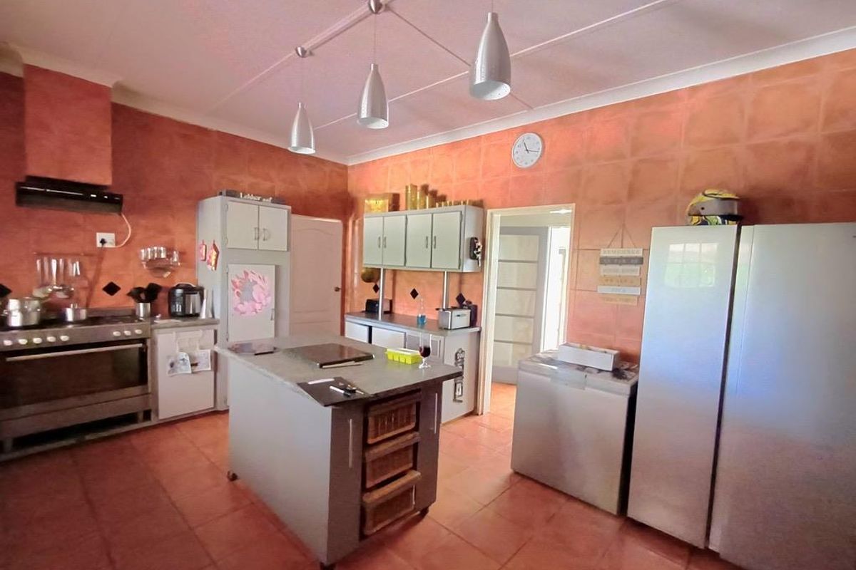 Well positioned, Family Home with 2 Flats, a Borehole and Swimming pool - Photo 3