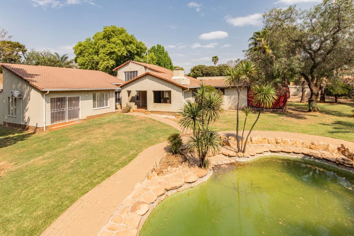 Prime location, fixer upper, lots of great exposure. Opportunity not to be missed - Photo 2