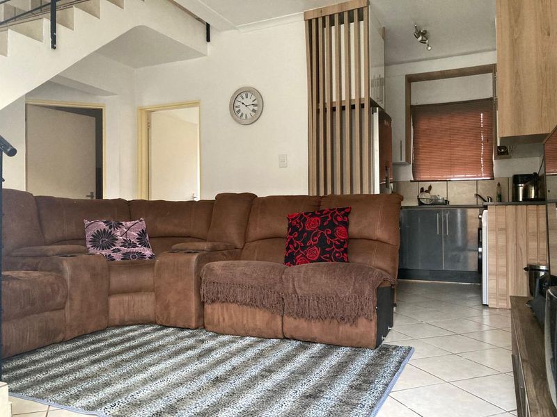 THREE BEDROOM TOWNHOUSE FOR SALE IN DAWN PARK - Photo 5