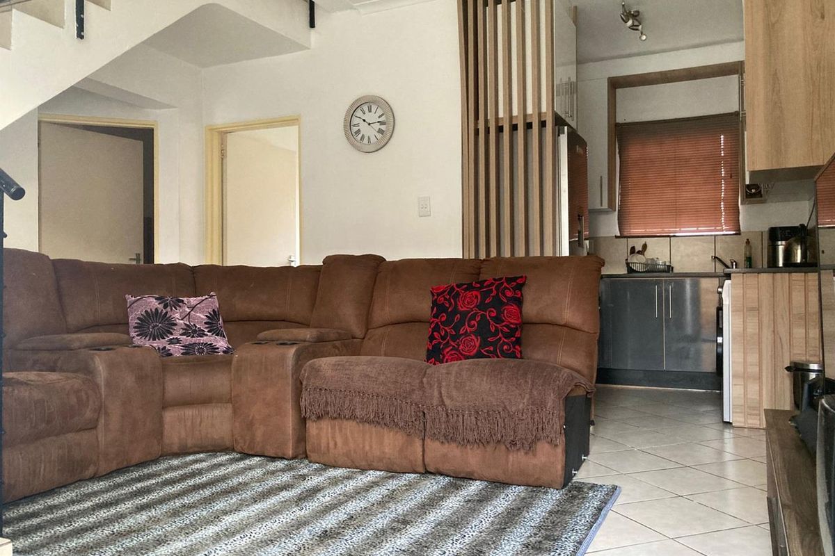 THREE BEDROOM TOWNHOUSE FOR SALE IN DAWN PARK - Photo 5