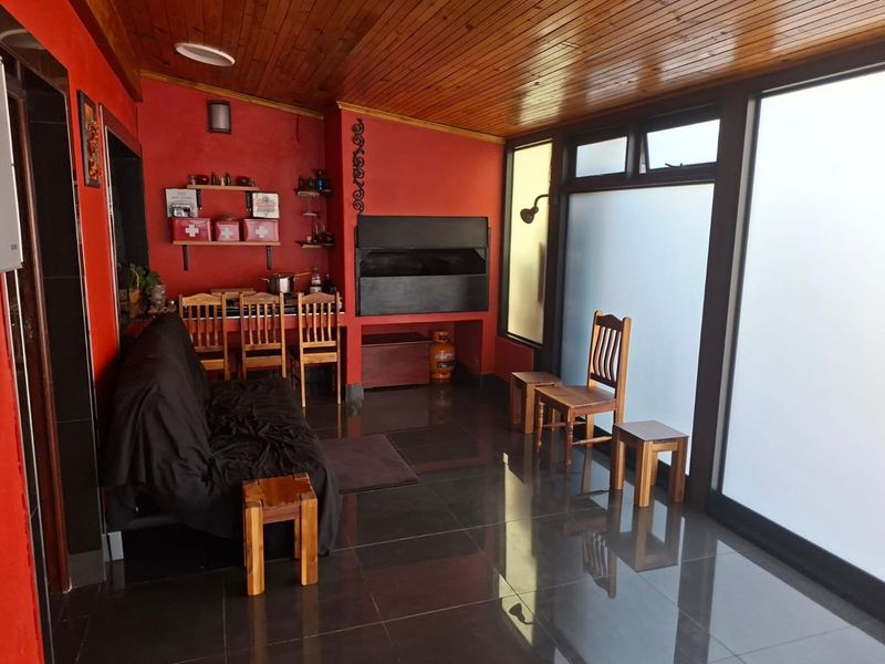 Big Modern 5 Bedroom Family home with a indoor swimming Pool - Photo 2