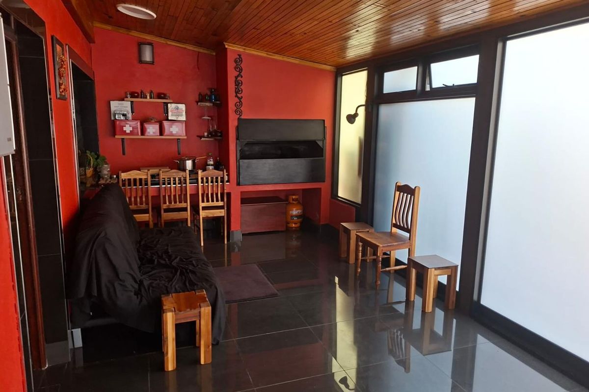 Big Modern 5 Bedroom Family home with a indoor swimming Pool - Photo 2