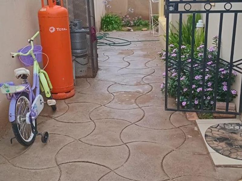 Beautiful Home awaiting it's new owners - Photo 3