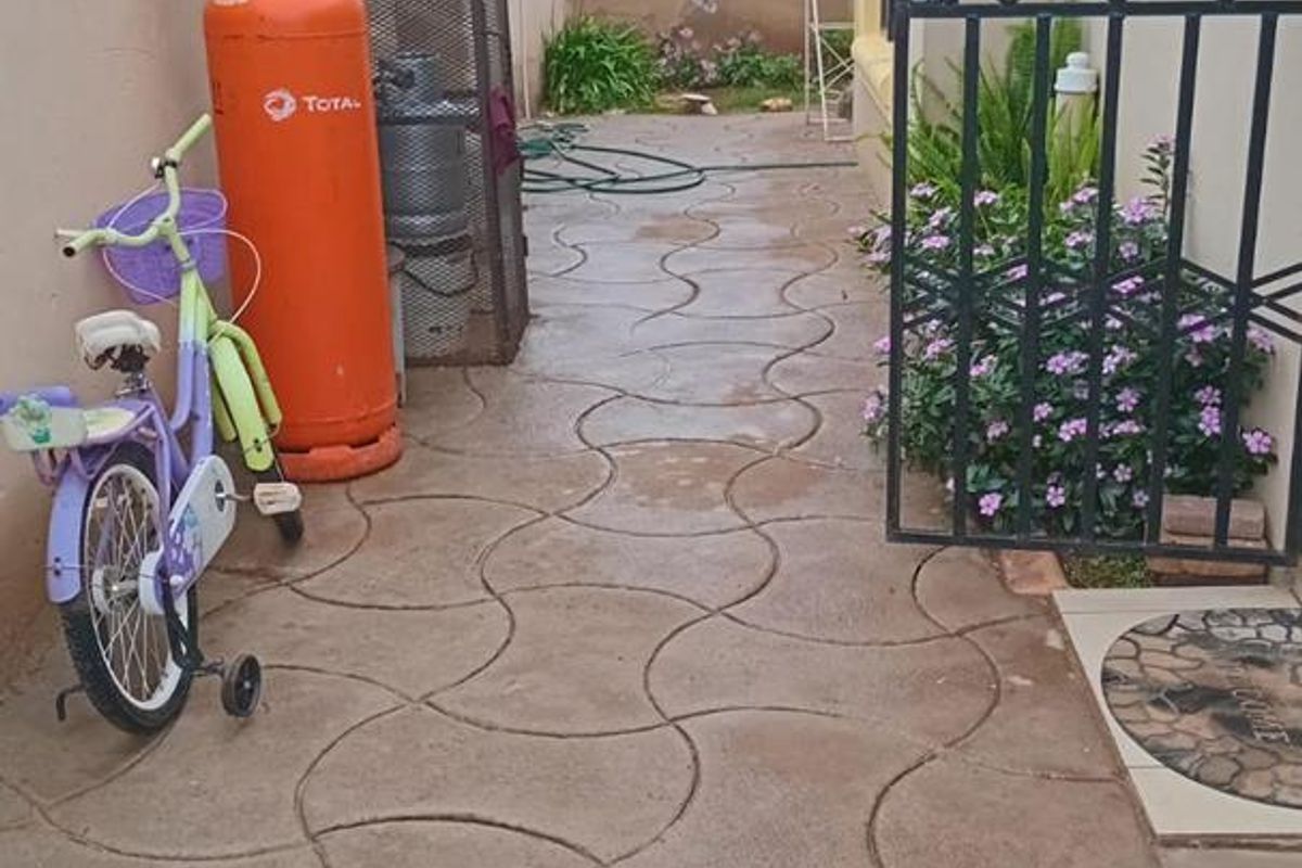 Beautiful Home awaiting it's new owners - Photo 3