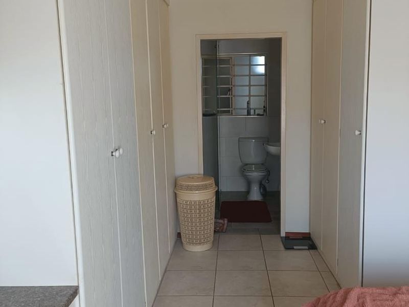 Modern Stunning Gem, 2 Bedroom Townhouse available - Photo 10