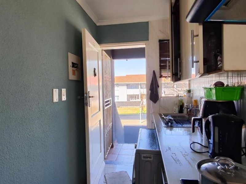 First-Floor Gem: Townhouse in Wood Lake Complex - Photo 6