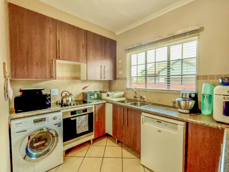 Charming 2 Bedroom Townhouse for Sale in Stoneridge - Photo 8