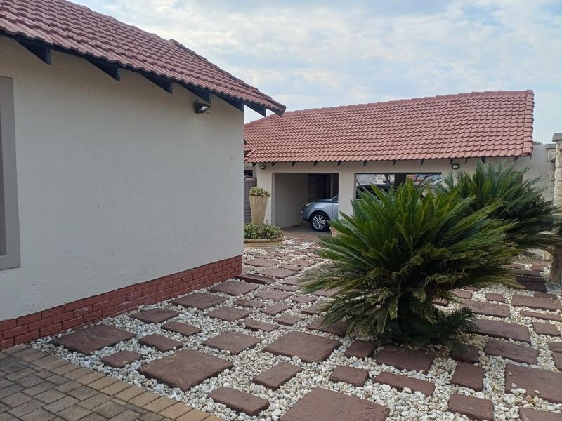 Beautiful Family Home with Solar Power, Pool & Entertainer’s Dream! - Photo 3