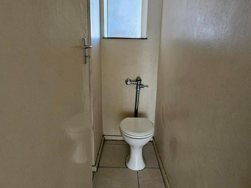 Spacious 3-Bedroom Apartment in the Heart of Sunnyside — Comfort, Convenience & City Living! - Photo 9