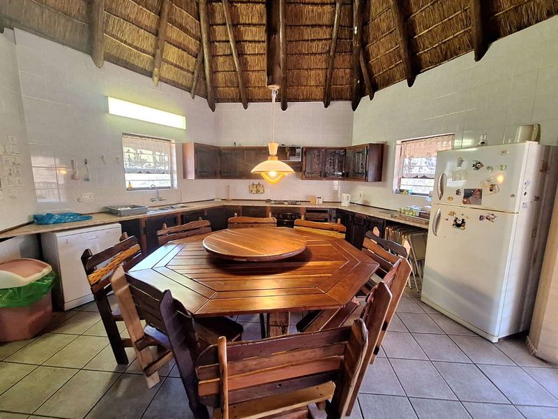 Elegant Main House with Three Luxury Cottages - Photo 4