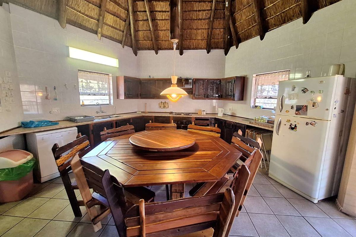 Elegant Main House with Three Luxury Cottages - Photo 4
