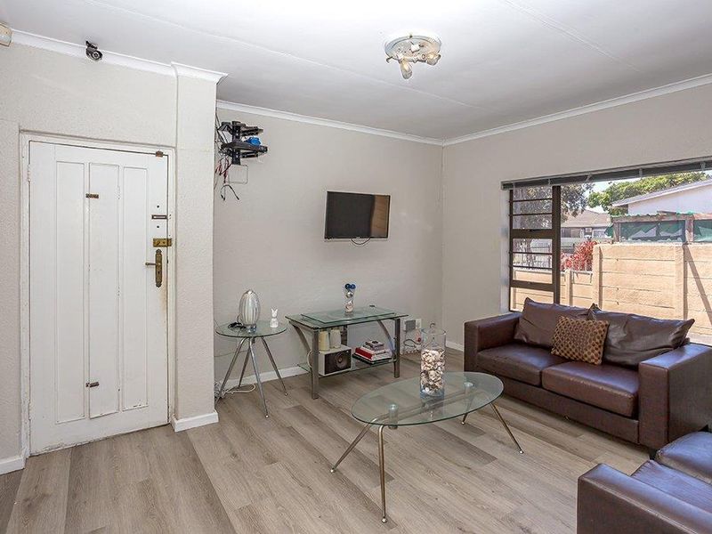 Family Home - Photo 5