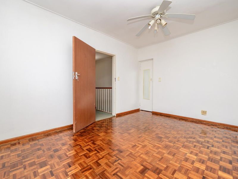 Spacious Duplex Apartment In Sought  After Consulate Place - Photo 3